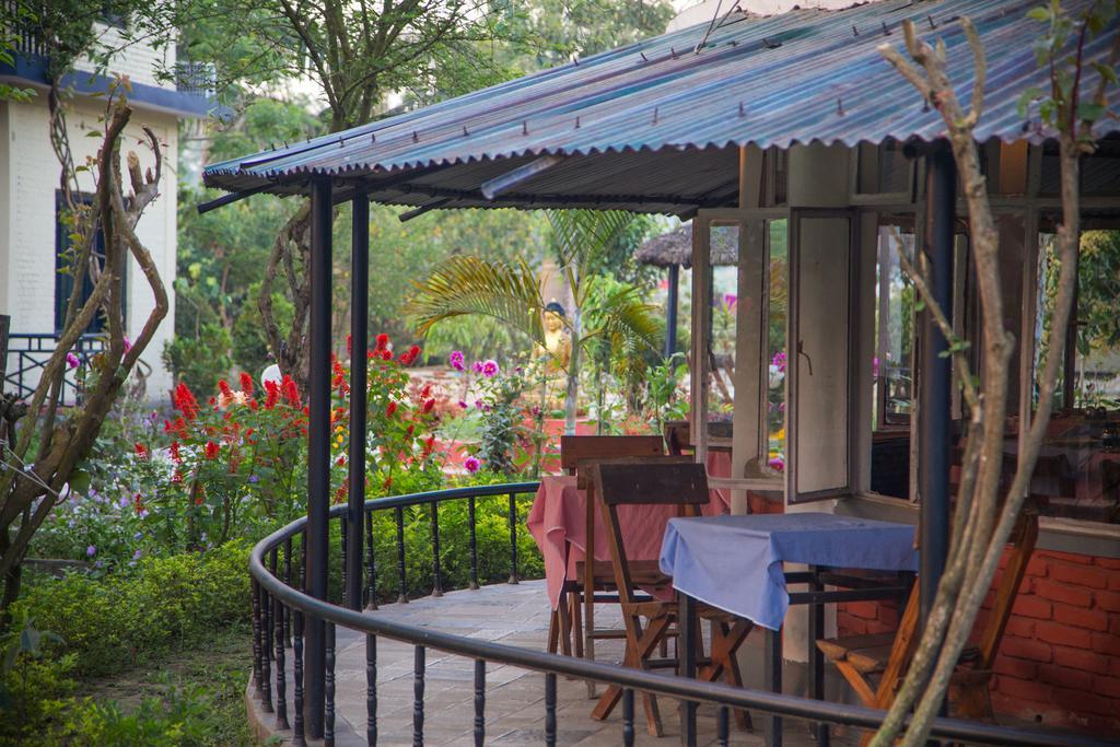 Chitwan Adventure Resort Саураха Екстериор снимка