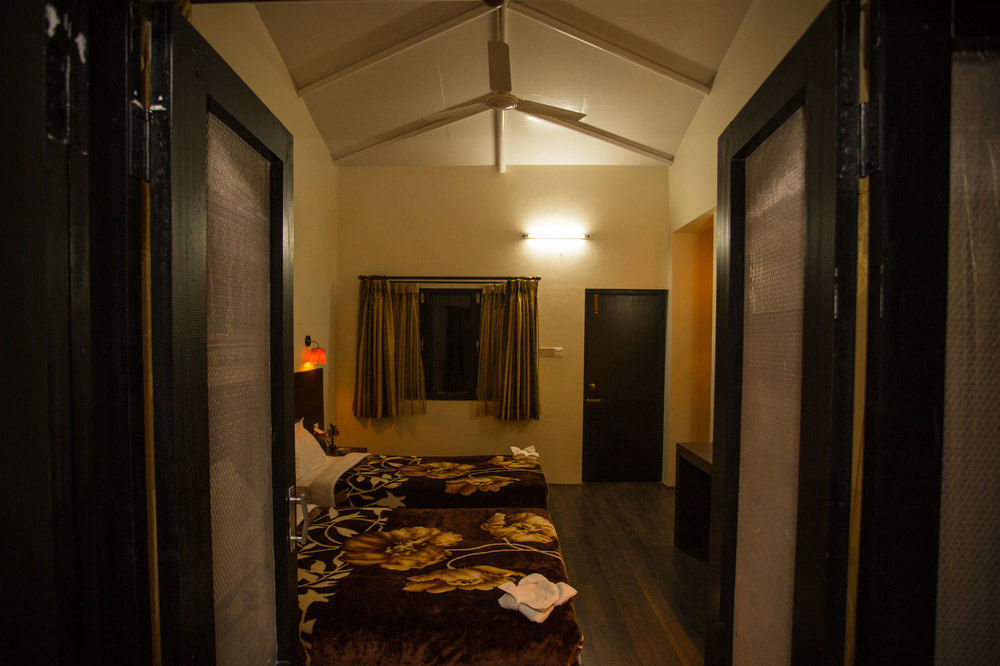 Chitwan Adventure Resort Саураха Екстериор снимка