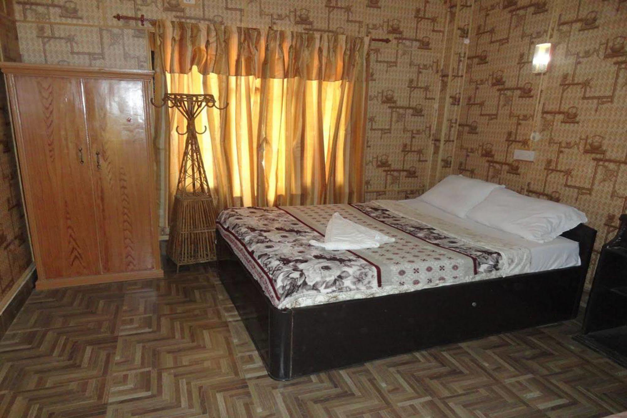 Chitwan Adventure Resort Саураха Екстериор снимка