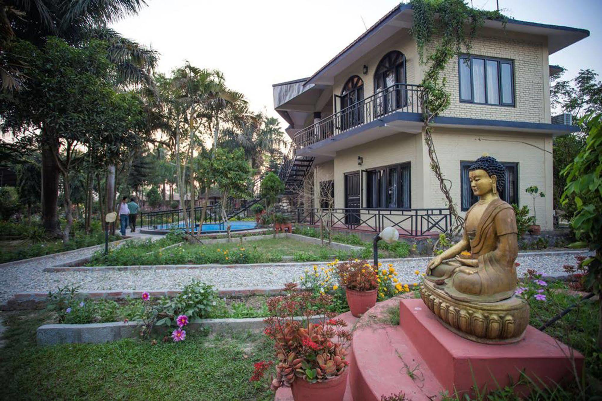 Chitwan Adventure Resort Саураха Екстериор снимка