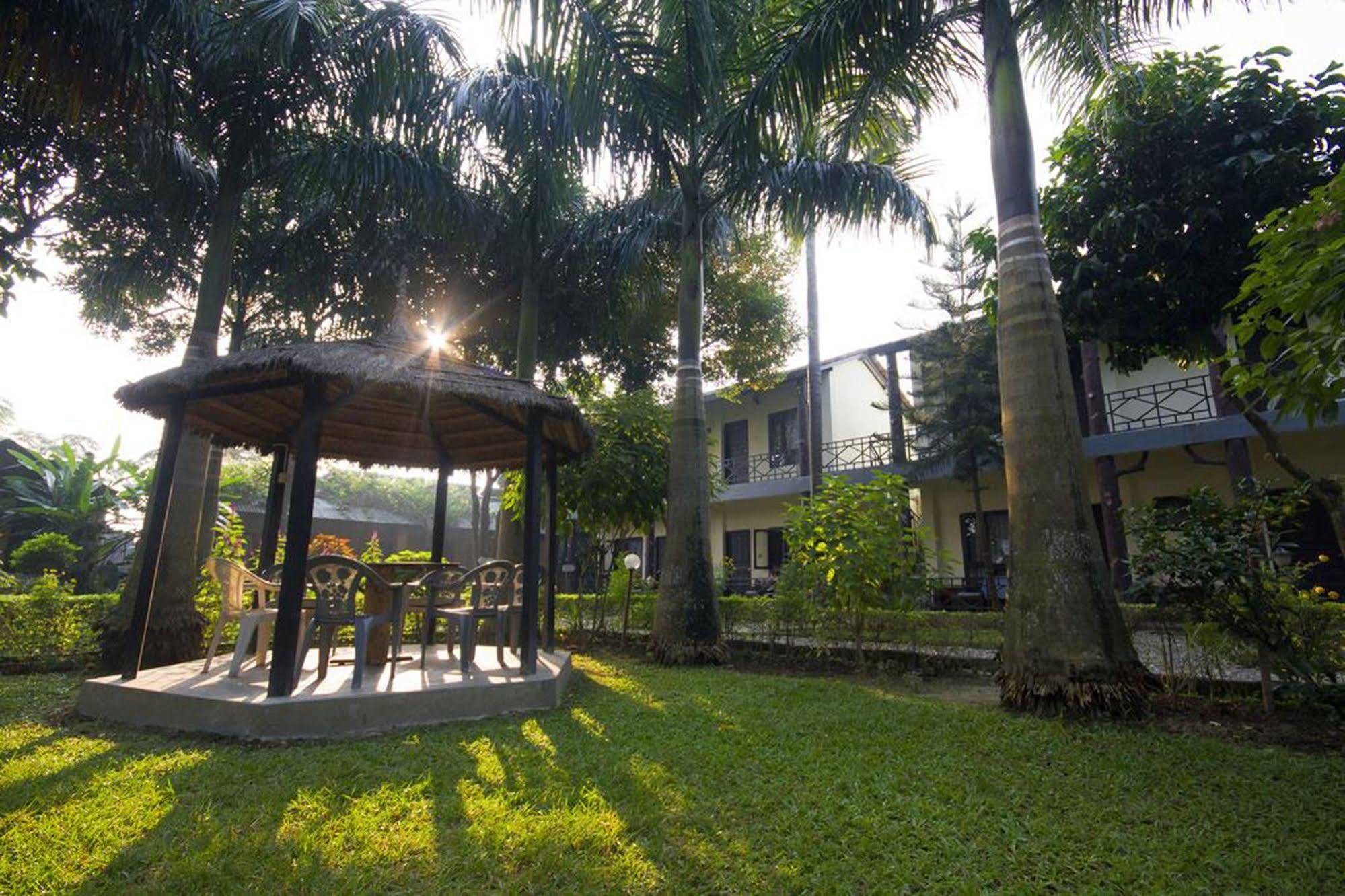Chitwan Adventure Resort Саураха Екстериор снимка