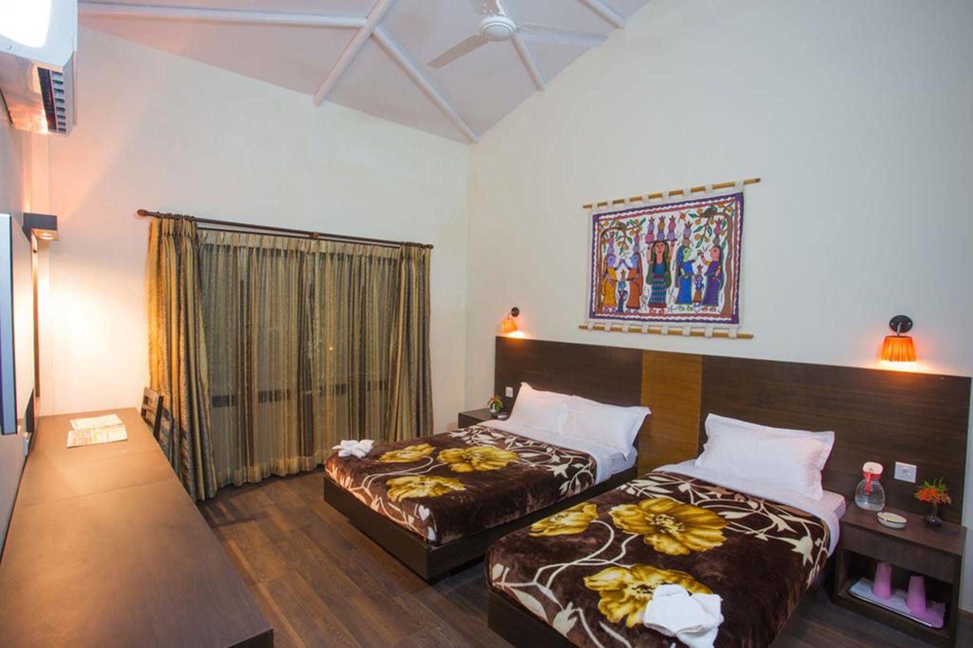 Chitwan Adventure Resort Саураха Екстериор снимка