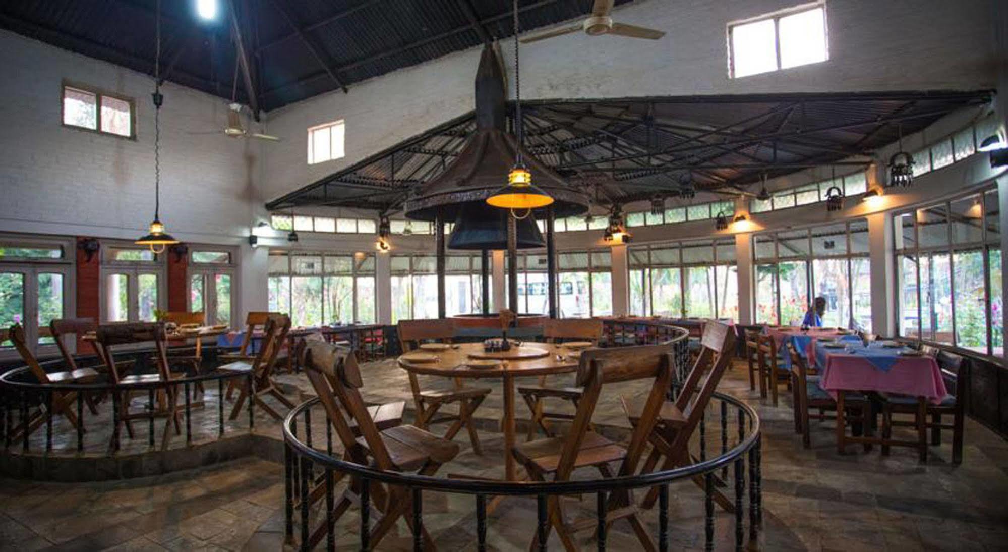 Chitwan Adventure Resort Саураха Екстериор снимка